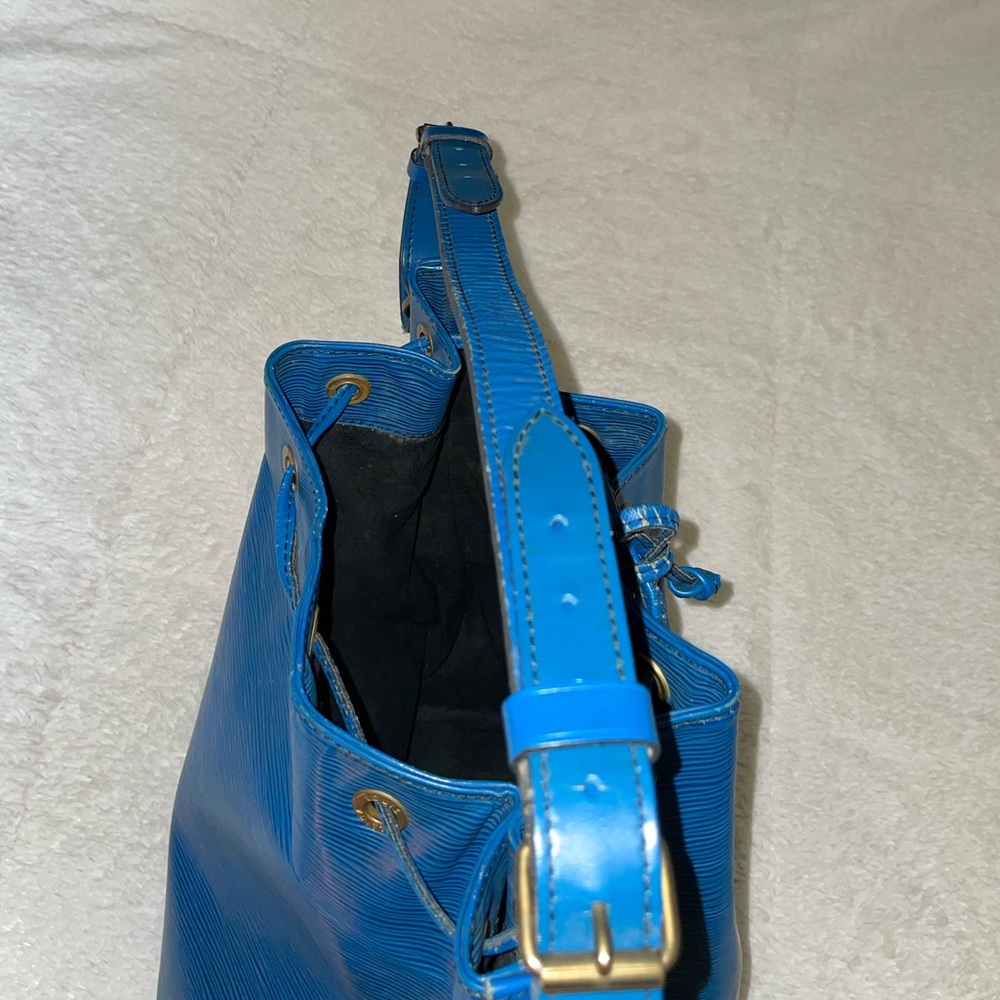 Louis Vuitton Epi Noe Bucket Bag in Blue with Drawstring - Picture 5 of 12